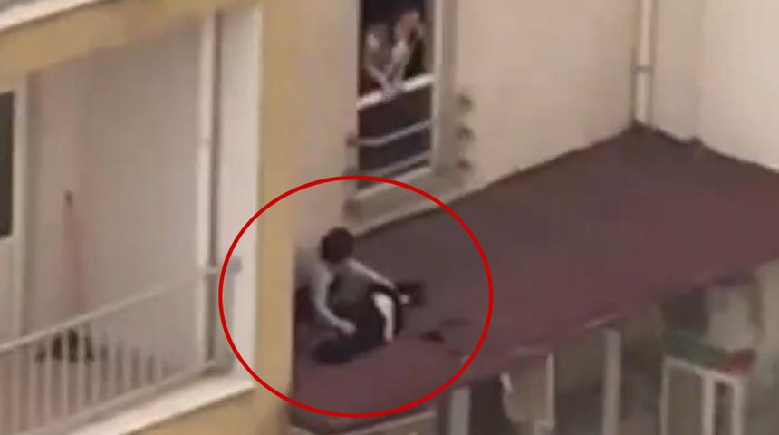 İnanılmaz kurtuluş! 8. kattan d&uuml;şen kadın, balkon &ccedil;atısında kaldı