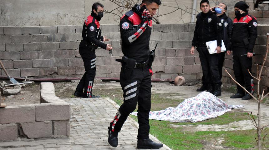 Sır &ouml;l&uuml;m! Eski polis memuru evinin bah&ccedil;esinde &ouml;l&uuml; bulundu