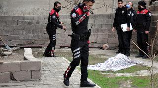 Sır ölüm! Eski polis memuru evinin bahçesinde ölü bulundu