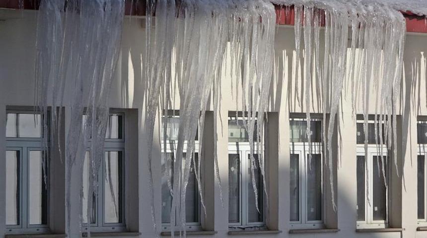 Bir şehir yukarı bakarak yürüyor! Çatılardaki buz sarkıtları 4 metreyi buldu