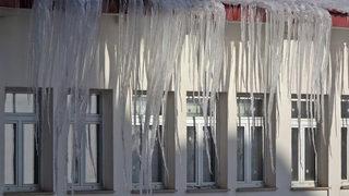 Bir şehir yukarı bakarak yürüyor! Çatılardaki buz sarkıtları 4 metreyi buldu