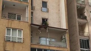 8. kattan düştü! Yere metreler kala mucizevi şekilde hayata tutundu