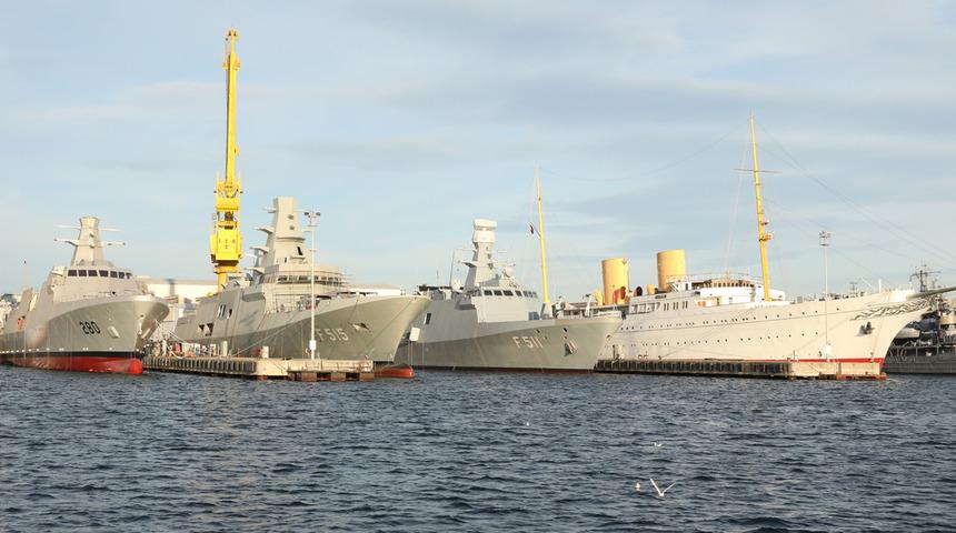 Milli Savunma Bakanlığı 'Sınıflarının ilk gemileri ilk kez yan yana' notuyla paylaştı