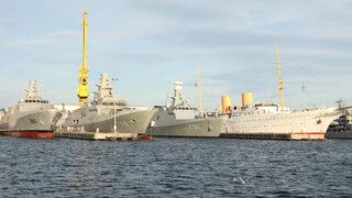 Milli Savunma Bakanlığı 'Sınıflarının ilk gemileri ilk kez yan yana' notuyla paylaştı