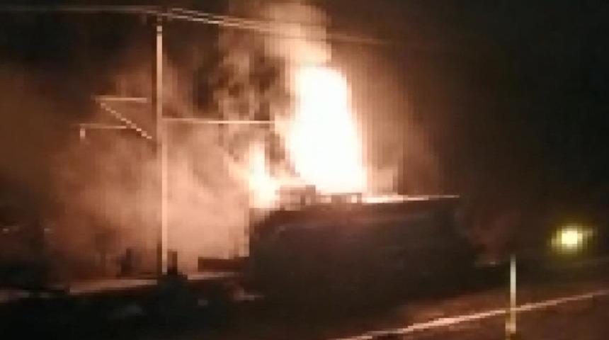 Son dakika! İstanbul'da hareket halindeki tren alev topuna d&ouml;nd&uuml;