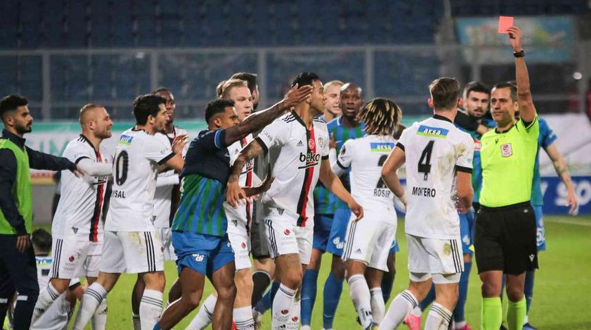 Saha savaş alanına döndü! Beşiktaş-Çaykur Rizespor maçında 1 dakikada 2 kırmızı kart!