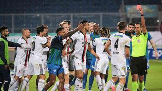 Saha savaş alanına döndü! Beşiktaş-Çaykur Rizespor maçında 1 dakikada 2 kırmızı kart!