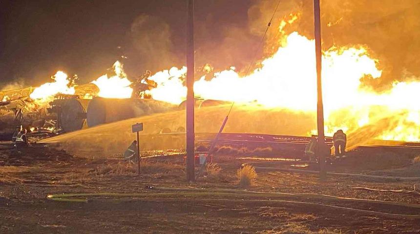 ABD’de alkol yüklü tren raydan çıktı! Alevler gökyüzünü kapladı