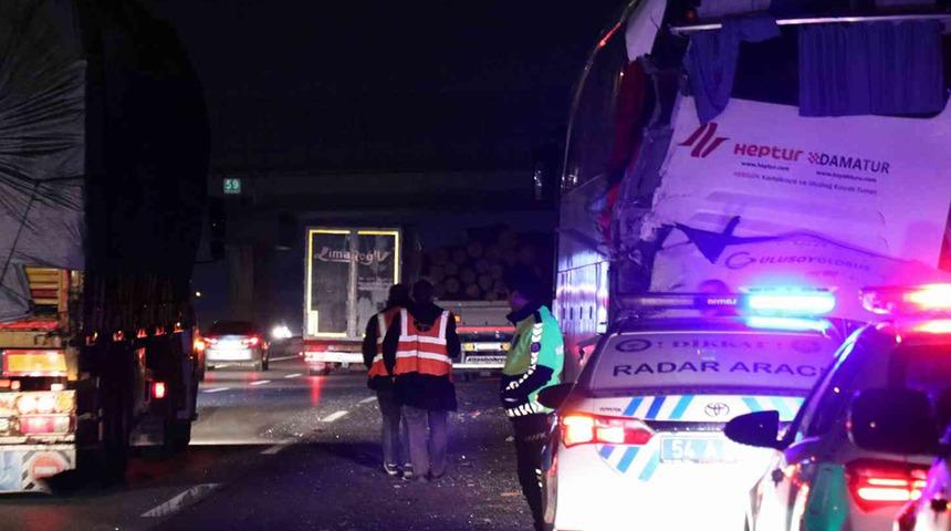 Uzun araç kuyrukları oluştu! TEM Otoyolu'nda facianın eşiğinden dönüldü