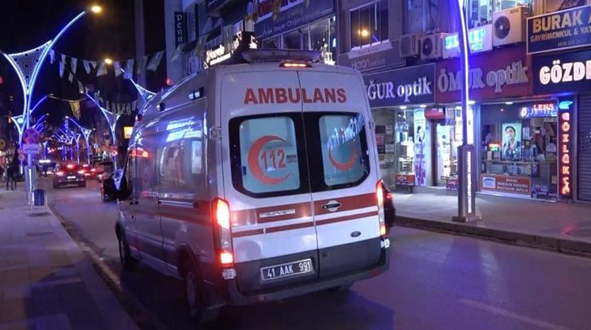 Kanlar içinde yere yığıldılar! Takip edilip cadde ortasında bıçaklandılar