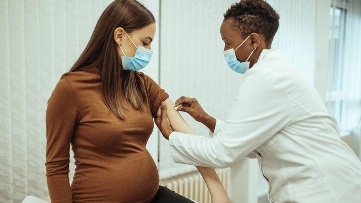 Covid aşısı: İngiltere'de hamile kadınlara 'Aşılarınızı geciktirmeyin' çağrısı