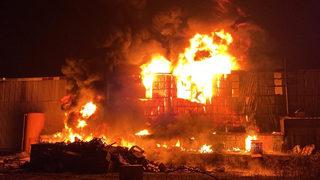 Son dakika: Kocaeli'de korkutan yangın! Geri dönüşüm fabrikasını alevler sardı