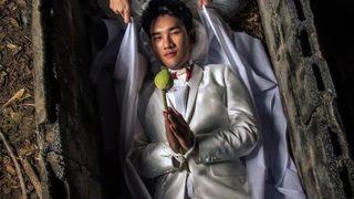 Sosyal medya onları konuşuyor! Mezarlık temalı düğün gerçekleştiren çift: Ölüm bizi ayırana kadar beraberiz