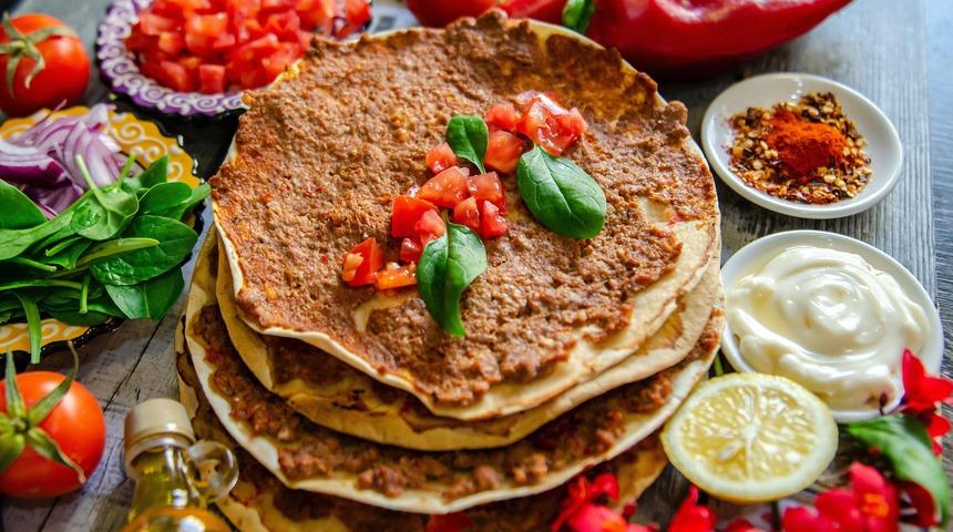 Lahmacunu evde yapmak isteyenlere: Tavada pratik lahmacun tarifi