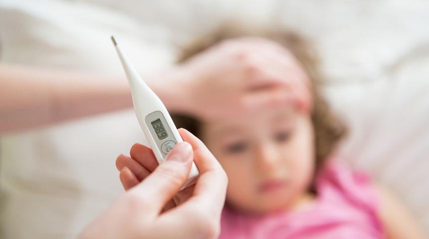 Okula giden çocuklar risk altında: Ateşi yok diye yanılgıya düşmeyin!