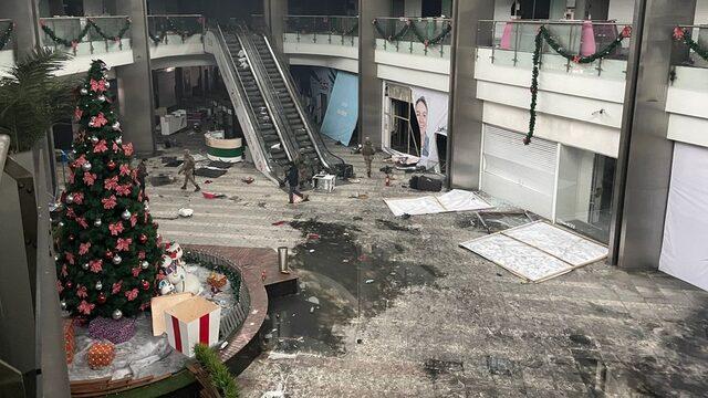 Almatı'daki alışveriş merkezinin yağmalandıktan sonraki hali.