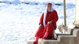 Hikayesini duyan şaşkına dönüyor! 10 yaşındayken gördüğü rüyanın etkisiyle 67 yıldır kırmızı giyiyor! İşte Bingöl'ün 'kırmızılı kadın'ı Nafiye Caz