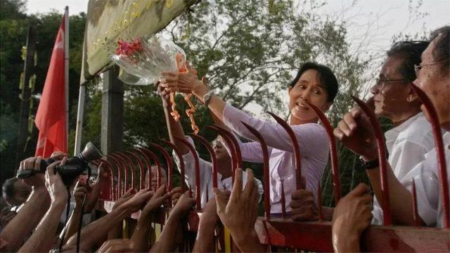 Suu Kyi'nin 2010'da ev hapsinin bitmesi kalabalıklar tarafından coşkuyla karşılandı