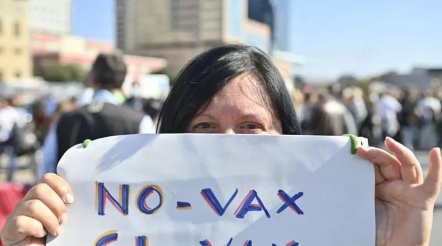 İtalya&rsquo;da 'aşısızlara mini kapanma': Aşısı olmayanlar otob&uuml;slere alınmayacak, futbolcular sahaya &ccedil;ıkamayacak