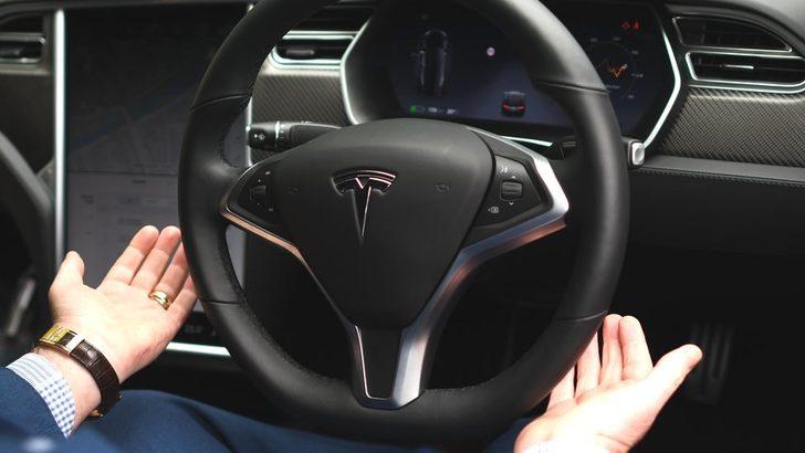 Tesla, otomatik sürüşlü araçlarına "rahat ve iddialı" sürüş modu ekledi