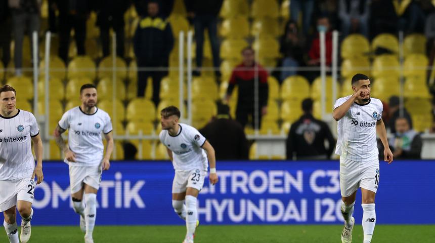 Belhanda'nın gol sevinci Fenerbahçelileri çıldırttı! Kartlar havada uçuştu...