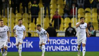 Belhanda'nın gol sevinci Fenerbahçelileri çıldırttı! Kartlar havada uçuştu...
