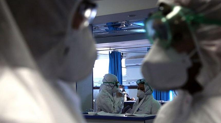 Son dakika | Omicron nasıl bulaşıyor? Uzman isim uyardı: 30 santimetreden selam verseniz bile...