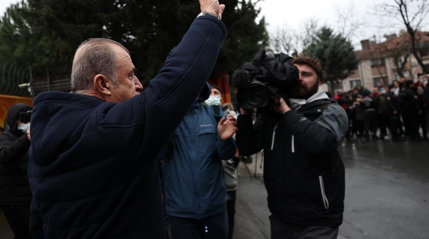Son dakika: Fatih Terim'den Florya'ya son bakış! Taraftarlar tesislerin kapısına dayandı, o tezahürat yeri göğü inletti