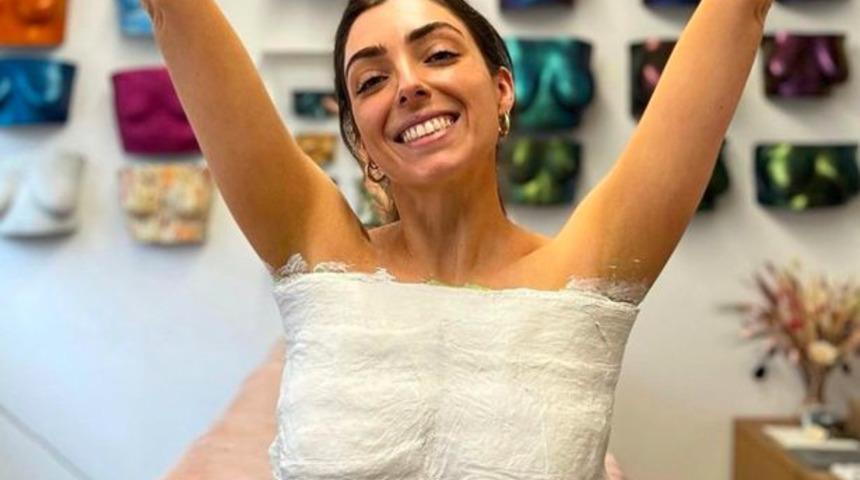 Beden pozitifliği savunucusu olan Nelly London, göğüslerinin değişimini kutlamak için bir heykel yaptırdı