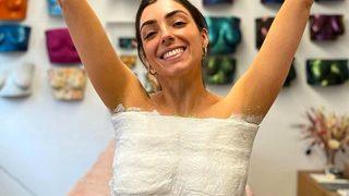 Beden pozitifliği savunucusu olan Nelly London, göğüslerinin değişimini kutlamak için bir heykel yaptırdı