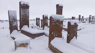 Tarihi mezarlığa kar yağınca fotoğrafçılar akın etti! Ortaya kartpostallık görüntüler çıktı