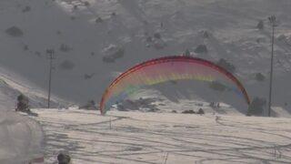 Ergan Dağı Kayak Merkezi'nde hem kayak hem de yamaç paraşütü! Manzaranın tadını çıkarttılar