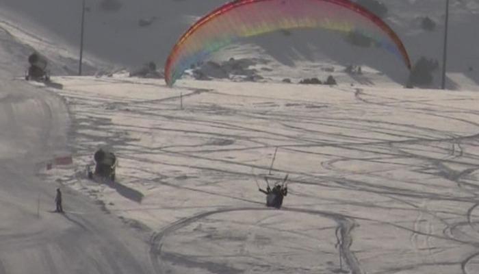 Ergan Dağı Kayak Merkezi'nde hem kayak hem de yamaç paraşütü! Manzaranın tadını çıkarttılar