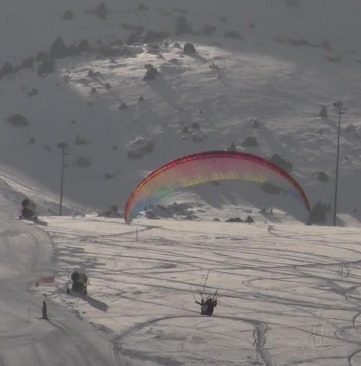 Ergan Dağı Kayak Merkezi'nde hem kayak hem de yamaç paraşütü! Manzaranın tadını çıkarttılar