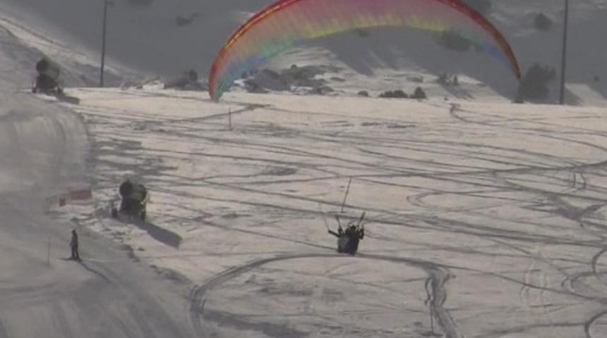 Ergan Dağı Kayak Merkezi'nde hem kayak hem de yamaç paraşütü! Manzaranın tadını çıkarttılar