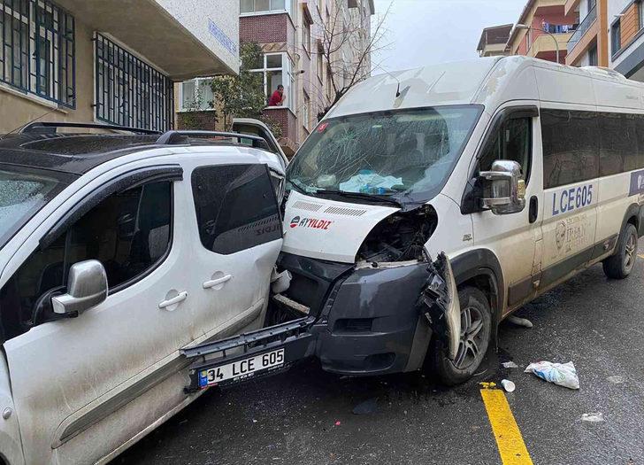İstanbul'da kontrolden çıkan okul servisi 4 araca çarptı: Yaralı öğrenciler var