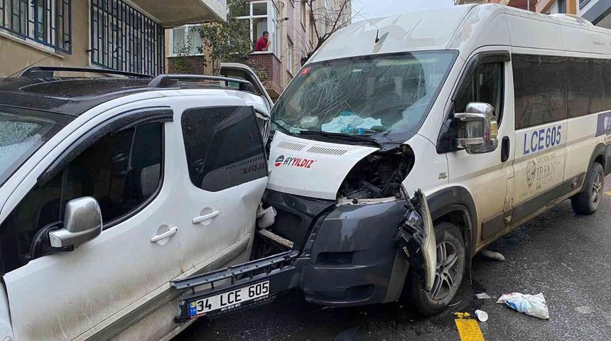 İstanbul'da kontrolden çıkan okul servisi 4 araca çarptı: Yaralı öğrenciler var
