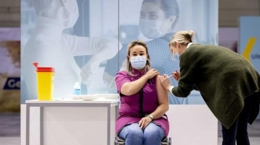 Hollanda'da Covid aşısı konusunda ş&uuml;phe duyanlar i&ccedil;in T&uuml;rk&ccedil;e danışma hattı