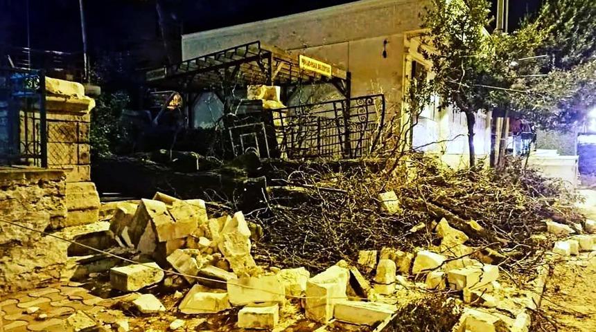 Kırklareli felaketi yaşadı! Şiddetli fırtınada ağaçlar devrildi, çatıla uçtu, okullara 1 gün ara verildi