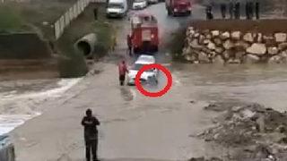Otomobilini kurtarmak isterken akıntıya kapıldı! O anlar kamerada