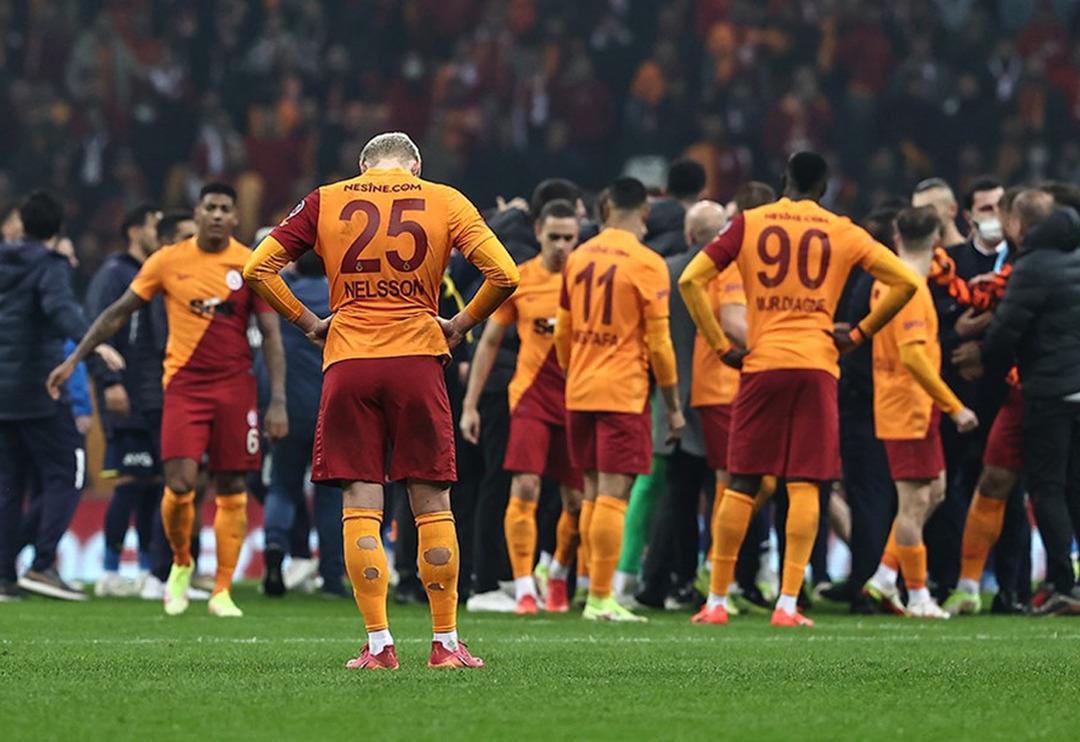 Galatasaray taraftarı tepki g&ouml;steriyor! Şampiyonluk oranlarında inanılmaz fark...