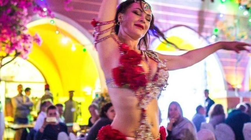 Herkes onu konuşuyor! Dans eden öğretmenin işten çıkartılması sosyal medyada tartışma yarattı