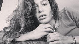 Berrak Tüzünataç yine çırılçıplak pozuyla mesaj verdi