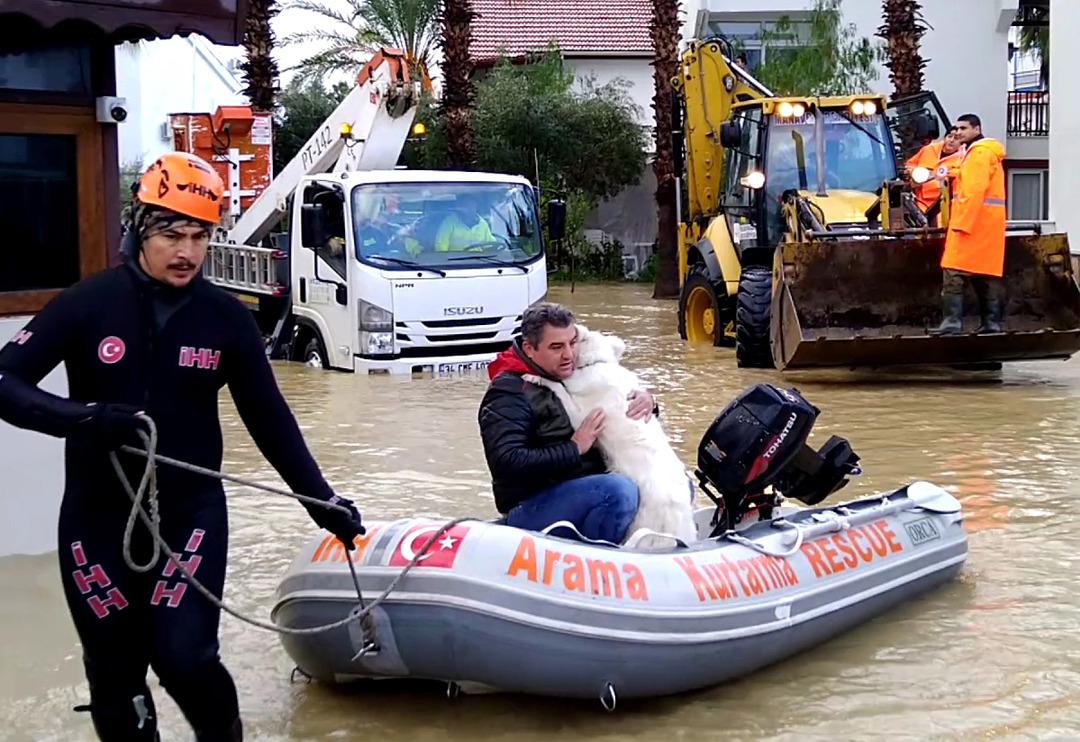 Son dakika | Şiddetli yağmur ve r&uuml;zgar hayatı fel&ccedil; etti! Felaketi yaşadılar: Dereler taştı, evleri su bastı...