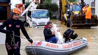 Son dakika | Şiddetli yağmur ve rüzgar hayatı felç etti! Felaketi yaşadılar: Dereler taştı, evleri su bastı...