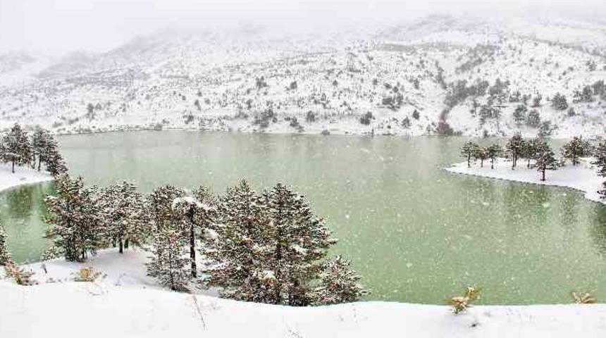 Akdeniz’in Sibiryası olarak kabul edilen Göksun ilçesinde kartpostallık görüntüler oluştu