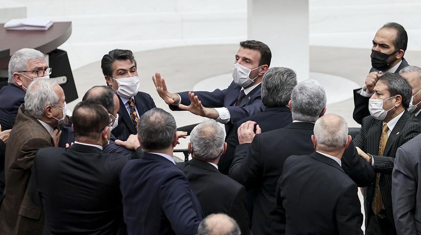 Son dakika: TBMM karıştı! AK Partili vekillerle CHP'li vekiller birbirinin üzerine yürüdü