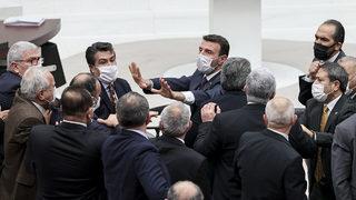 Son dakika: TBMM karıştı! AK Partili vekillerle CHP'li vekiller birbirinin üzerine yürüdü