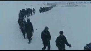 Karda tek sıra halinde yürüyen yüzlerce göçmenin görüntüleri olay olmuştu! Van Valiliği açıklama yaptı