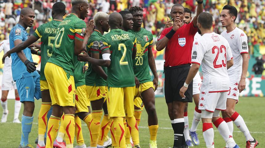 Bildiğiniz tüm hakem hatalarını unutun... Tunus-Mali maçında Halis Özkahya hatası...